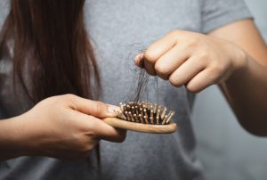 מה הקשר בין התזונה שלנו לנשירת שיער?